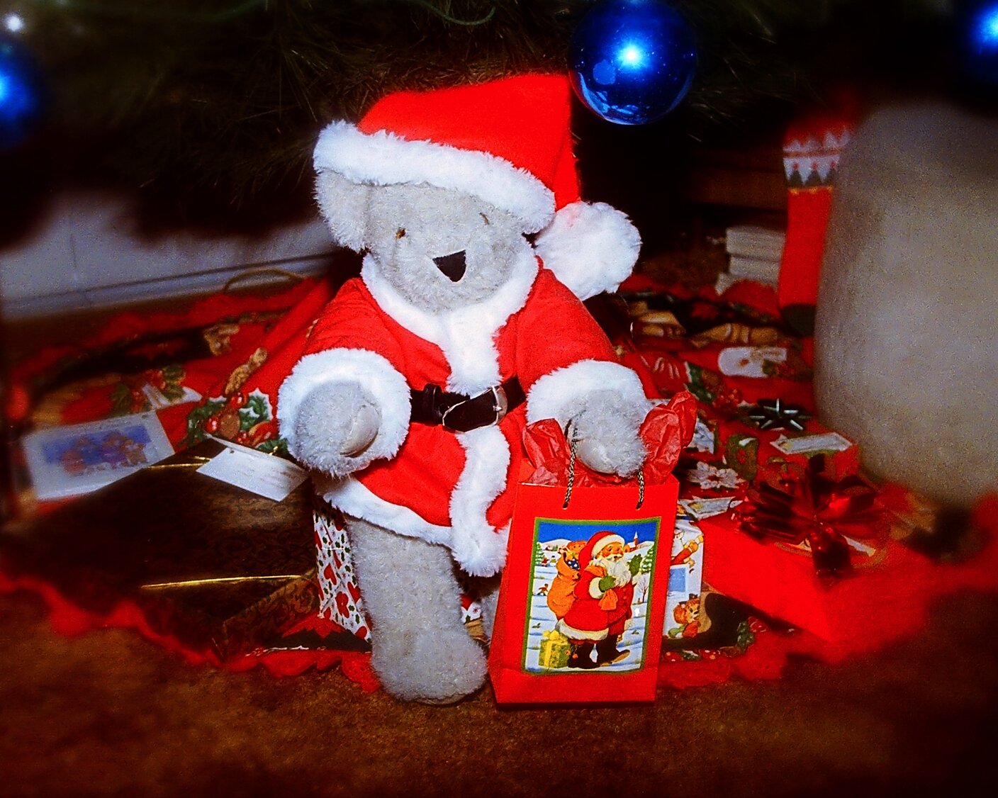 Gift Bearing Santa (1994)